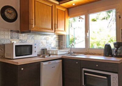 (4) Kitchen or kitchenette